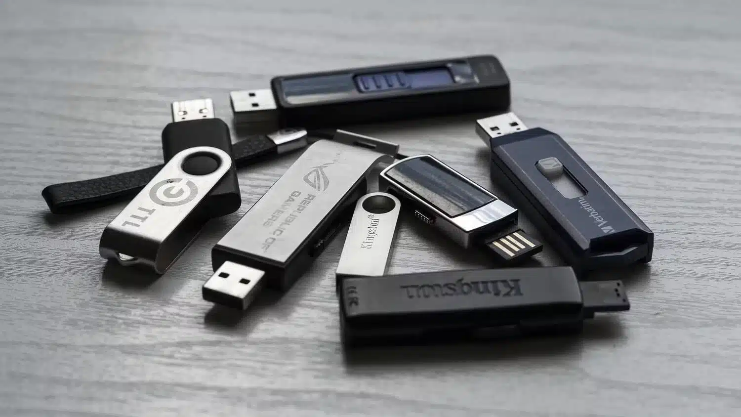 ما المشكلات المتعلقة بمحرك أقراص USB التي يمكن أن تمنع الوصول إلى البيانات؟