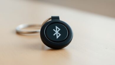 صورة لقطعة تتبع على مفاتيح تظهر AirTag 2 بوضوح