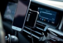 هاتف مركب في السيارة يوضح استنزاف بطارية Android Auto