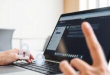 شاشة لابتوب تعرض تكامل ChatGPT في كروم مع أيقونات الخصوصية