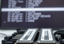 لوحة أم وذواكر RAM مع توضيح لاختيار ملف XMP