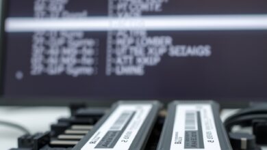 لوحة أم وذواكر RAM مع توضيح لاختيار ملف XMP