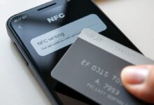 هاتف يقرأ بطاقة قديمة لتحويل بطاقات الائتمان إلى NFC