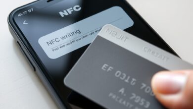 هاتف يقرأ بطاقة قديمة لتحويل بطاقات الائتمان إلى NFC