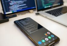 هاتف يعرض نافذة طرفية أثناء تشغيل Docker على أندرويد