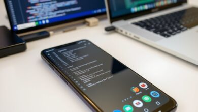 هاتف يعرض نافذة طرفية أثناء تشغيل Docker على أندرويد