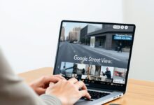 شاشة تعرض صور Street View القديمة لشارع في المدينة