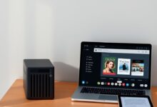 واجهة مكتبة رقمية توضح استخدام Jellyfin للكتب على NAS وأجهزة متعددة