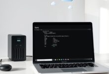 واجهة ترمينال تعرض أوامر rclone للنسخ الاحتياطي مع جهاز NAS وسحابة في الخلفية