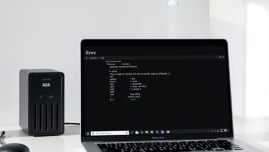 واجهة ترمينال تعرض أوامر rclone للنسخ الاحتياطي مع جهاز NAS وسحابة في الخلفية