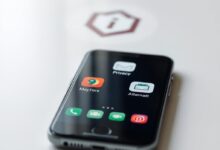 هاتف ذكي يعرض بدائل للتطبيقات مع درع خصوصية بعد استبدال تطبيقات جوجل