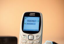 هاتف قديم يعرض واجهة دردشة توضح تشغيل ChatGPT على هواتف قديمة