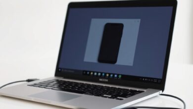 حاسوب محمول يظهر مرآة هاتف أندرويد باستخدام scrcpy مع النص تحكم في أندرويد من ويندوز