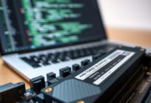 لوحة NVMe تمثل فكرة SSD كذاكرة لتسريع نماذج الذكاء الاصطناعي
