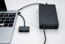 جهازان على مكتب يوضّحان الفرق بين USB hub ومحطة الإرساء