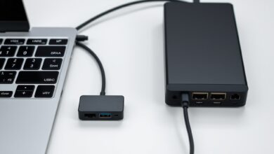 جهازان على مكتب يوضّحان الفرق بين USB hub ومحطة الإرساء